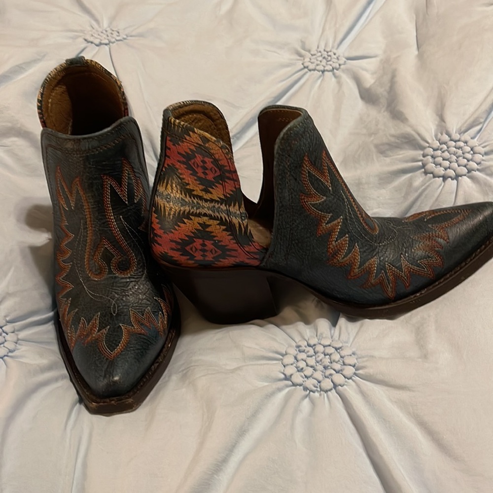 Ariat Pendelton booties. Blue with flame stitching. Pendelton pattern on back.